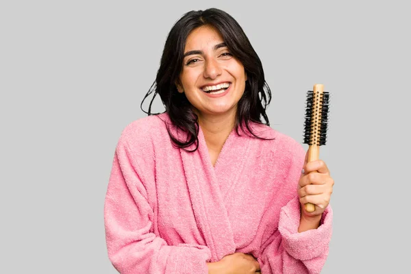 Elinde Saç Fırçası Olan Bornozlu Genç Hintli Bir Kadın Yalnız — Stok fotoğraf