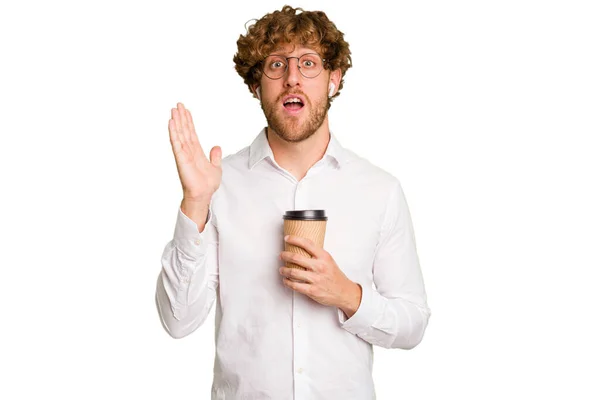 Homem Caucasiano Negócios Segurando Café Para Tirar Isolado Fundo Branco — Fotografia de Stock