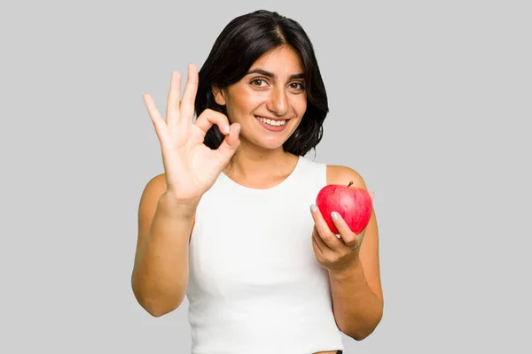 Junge Indische Frau Mit Einem Apfel Gesunder Lebensstil Isoliert Fröhlich — Stockfoto