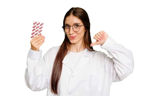 Joven Mujer Farmacéutica Sosteniendo Una Tableta Pastillas Aisladas Siente Orgulloso — Foto de Stock
