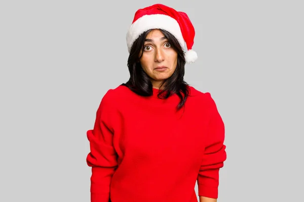 Noel Baba Şapkası Takan Genç Hintli Kadın Omuz Silkiyor Gözleri — Stok fotoğraf