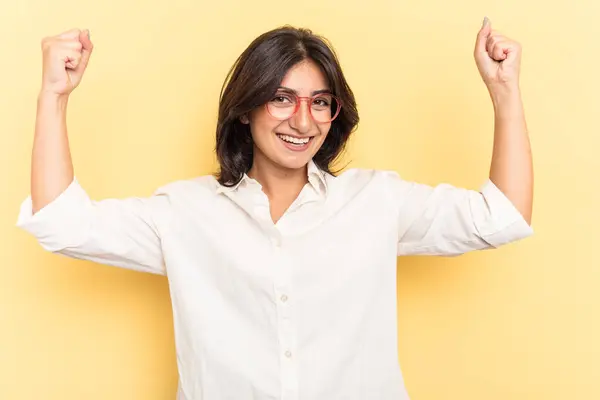 Mulher Indiana Jovem Isolado Fundo Amarelo Mostrando Gesto Força Com — Fotografia de Stock