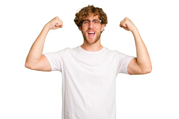 Young Caucasian Man Isolated Green Chroma Background Showing Strength Gesture — Stock Photo, Image