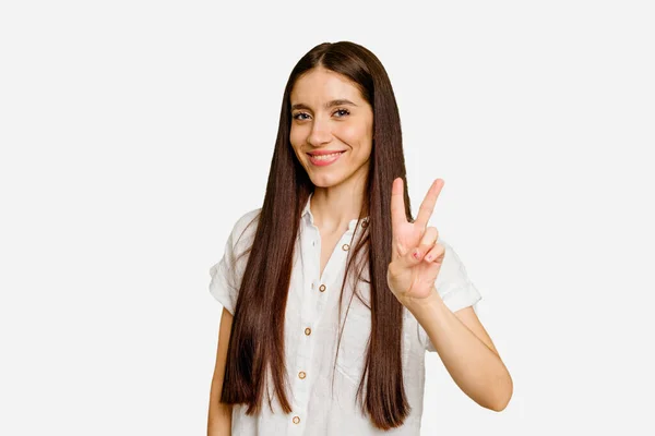 Mladý Kavkazský Dlouhé Vlasy Žena Izolované Ukazuje Vítězství Znamení Široce — Stock fotografie