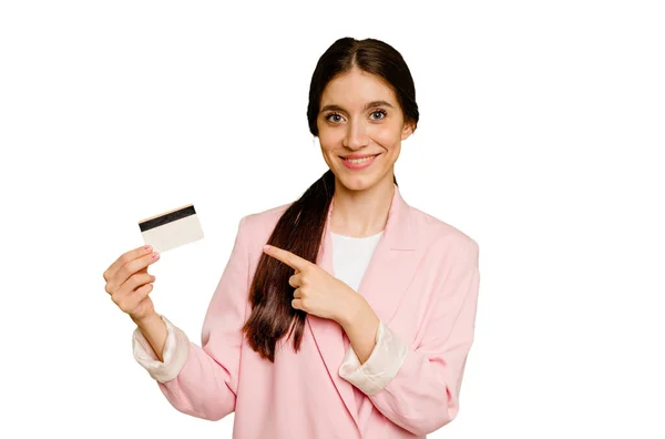 Zakelijke Blanke Vrouw Met Een Creditcard Geïsoleerd Lachend Terzijde Wijzend — Stockfoto