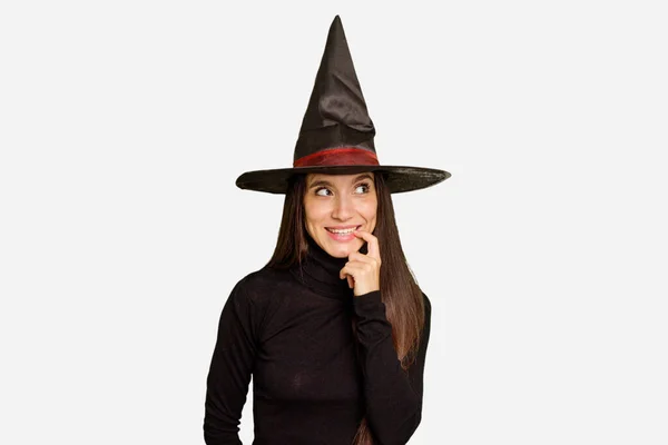 Giovane Donna Caucasica Vestita Strega Halloween Isolato Rilassato Pensando Qualcosa — Foto Stock