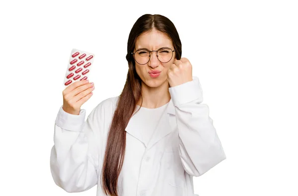 Joven Farmacéutica Sosteniendo Una Tableta Pastillas Aisladas Mostrando Puño Cámara — Foto de Stock