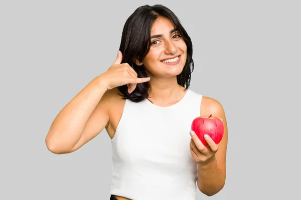 Młoda Hinduska Kobieta Trzymająca Jabłko Zdrowy Tryb Życia Odizolowana Pokazując — Zdjęcie stockowe