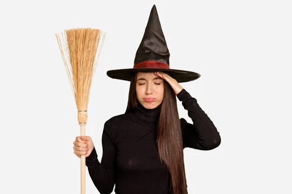 年轻的高加索女人装扮成一个拿着扫帚的巫婆 感到震惊 她想起了重要的相遇 — 图库照片