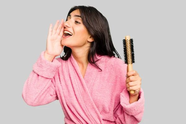 Bornozlu Genç Hintli Kadın Elinde Saç Fırçası Izole Edilmiş Bağırıyor — Stok fotoğraf