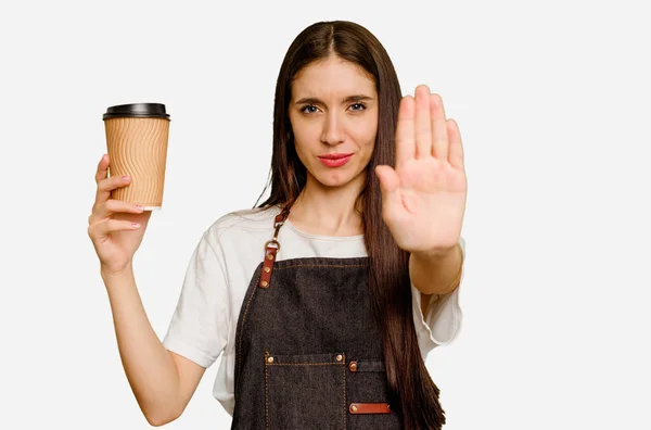 年轻的巴里斯塔女人拿着外卖咖啡 站在那里 伸出一只手 展示着停车标志 不让你走 — 图库照片