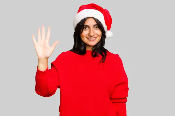 Mujer India Joven Celebrando Navidad Con Sombrero Santa Aislado Sonriente — Foto de Stock