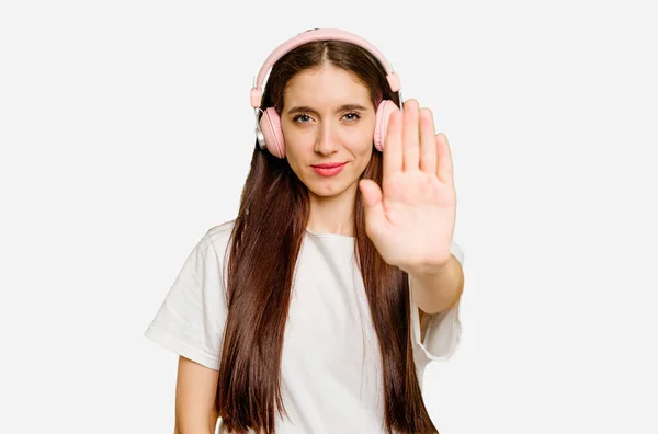 Mulher Branca Jovem Usando Fones Ouvido Isolados Com Mão Estendida — Fotografia de Stock
