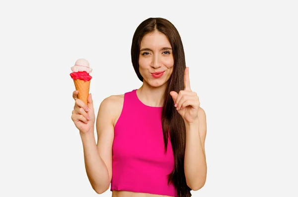 Jovem Caucasiana Comendo Sorvete Isolado Mostrando Número Com Dedo — Fotografia de Stock