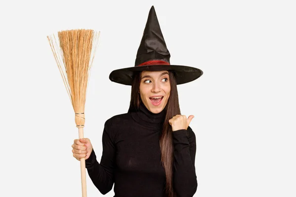 Mulher Caucasiana Jovem Vestida Como Uma Bruxa Segurando Uma Vassoura — Fotografia de Stock