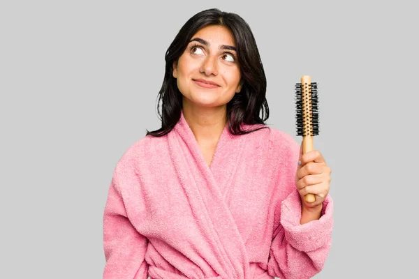 Bornozlu Genç Hintli Bir Kadın Saç Fırçası Tutuyor Amaçlarına Amaçlarına — Stok fotoğraf