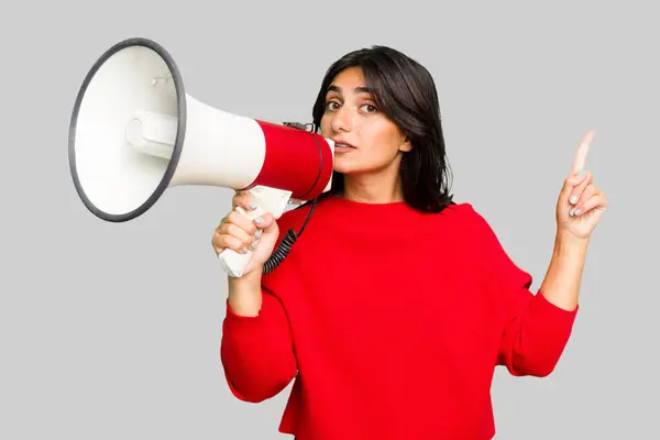 Jonge Indiase Vrouw Met Een Megafoon Geïsoleerd — Stockfoto