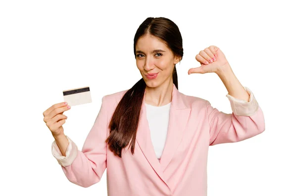 Geschäftsfrau Mit Isolierter Kreditkarte Fühlt Sich Stolz Und Selbstbewusst Vorbild — Stockfoto