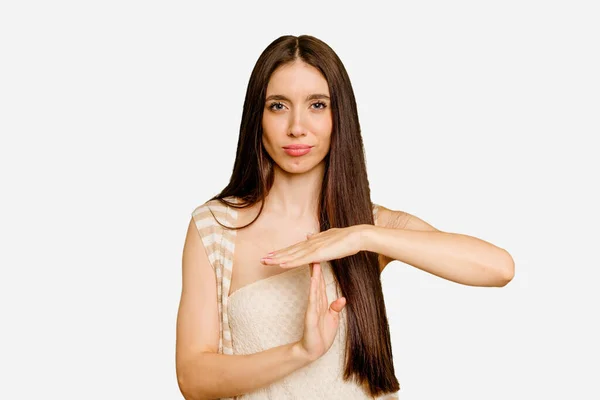 Молодая Белая Женщина Длинными Волосами Изолированная Показывает Тайм Аут — стоковое фото