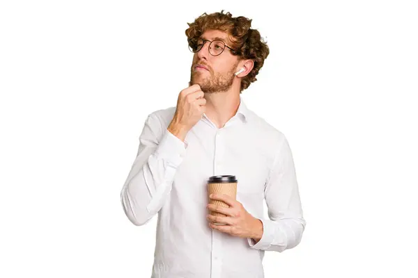 Uomo Affari Caucasico Possesso Caffè Portare Isolato Sfondo Bianco Guardando — Foto Stock