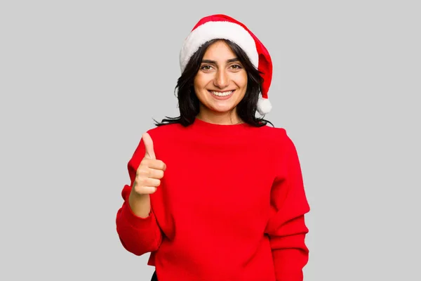 Mujer India Joven Celebrando Navidad Con Sombrero Santa Aislado Sonriendo — Foto de Stock