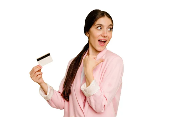 Mujer Caucásica Negocios Sosteniendo Una Tarjeta Crédito Puntos Aislados Con —  Fotos de Stock