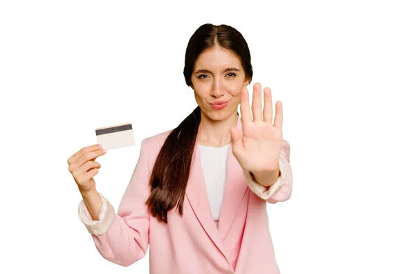 Zakelijke Blanke Vrouw Met Een Creditcard Geïsoleerd Staande Met Uitgestrekte — Stockfoto