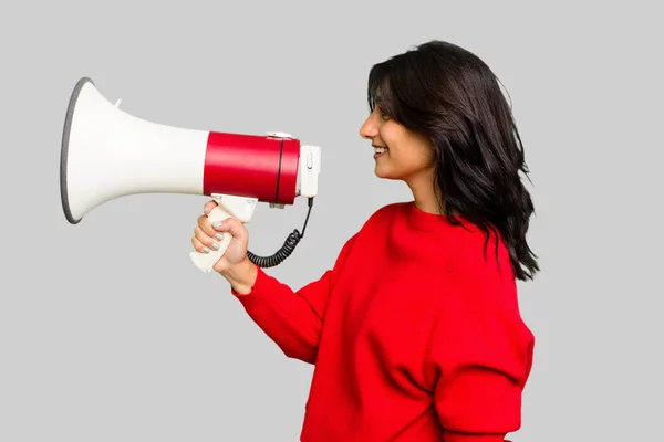 Jovem Indiana Segurando Megafone Isolado — Fotografia de Stock