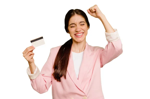 Zakelijke Blanke Vrouw Met Een Creditcard Geïsoleerde Hef Vuist Een — Stockfoto