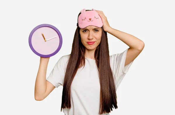 Joven Mujer Caucásica Vistiendo Pijama Sosteniendo Reloj Siendo Sorprendida Ella — Foto de Stock