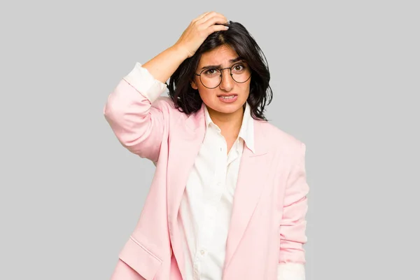 Jonge Indiase Zakenvrouw Draagt Een Roze Pak Geïsoleerd Wordt Geschokt — Stockfoto