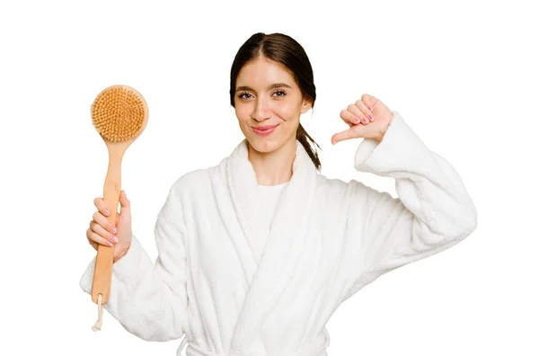 Young Caucasian Woman Holding Shower Brush Isolated Feels Proud Self — Stock Photo, Image