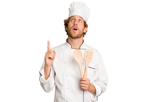 Young Cook Man Isolated White Background Pointing Upside Opened Mouth — Stock Photo, Image