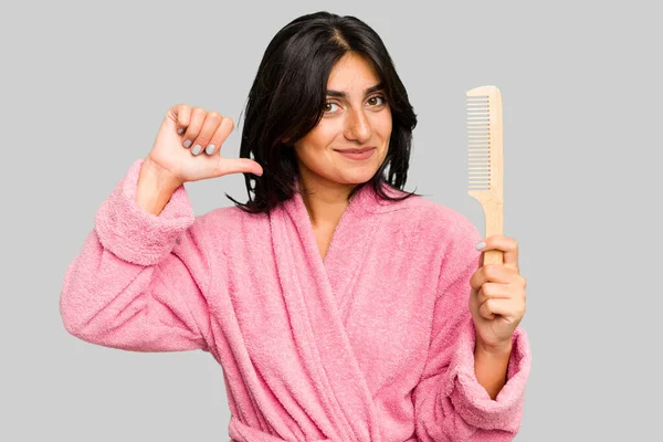 Bornozlu Genç Bir Kadın Saçlarını Tarıyor Kendini Gururlu Kendinden Emin — Stok fotoğraf