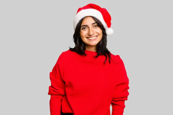 Noel Baba Şapkası Takan Genç Hintli Kadın Mutlu Güler Yüzlü — Stok fotoğraf