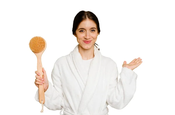 Jonge Blanke Vrouw Met Een Douche Borstel Geïsoleerd Met Een — Stockfoto