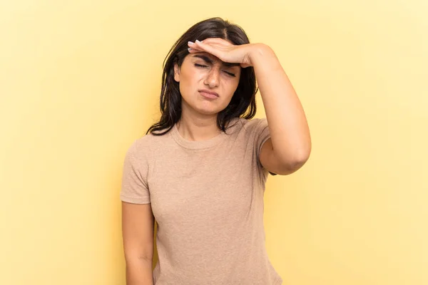 Ung Indian Kvinna Isolerad Gul Bakgrund Vidröra Tempel Och Huvudvärk — Stockfoto