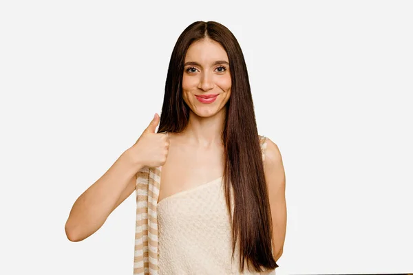 Mladý Kavkazský Dlouhé Vlasy Žena Izolované Usmívání Zvedání Palec Nahoru — Stock fotografie