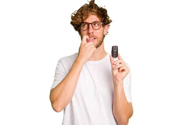 Young Caucasian Man Holding Car Keys Isolated White Background Relaxed — Stock Photo, Image