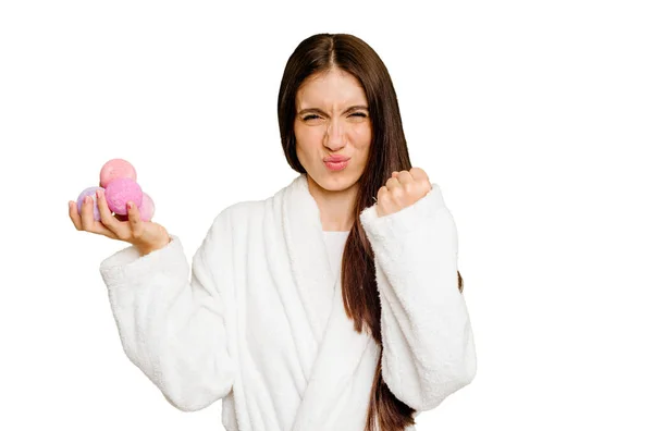 Mujer Joven Caucásica Sosteniendo Bolas Aromáticas Aisladas Mostrando Puño Cámara — Foto de Stock