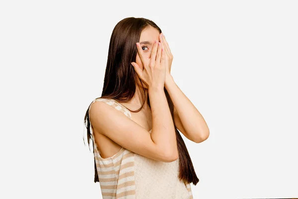Jovem Caucasiano Mulher Cabelo Longo Isolado Piscar Através Dedos Assustados — Fotografia de Stock