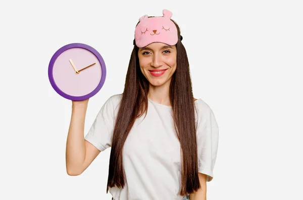 Junge Kaukasische Frau Trägt Pyjama Und Hält Eine Uhr Glücklich — Stockfoto