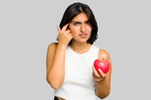 Young Indian Woman Holding Apple Healthy Lifestyle Isolated Showing Disappointment — Stock Photo, Image