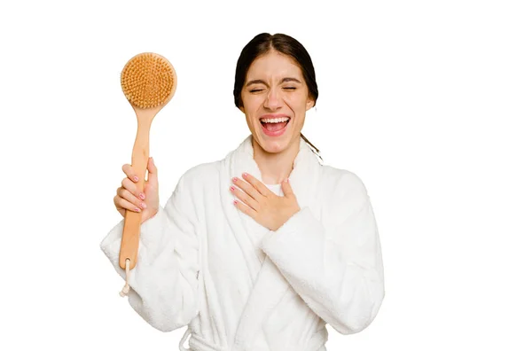 Jonge Blanke Vrouw Met Een Douche Borstel Geïsoleerd Lacht Luid — Stockfoto