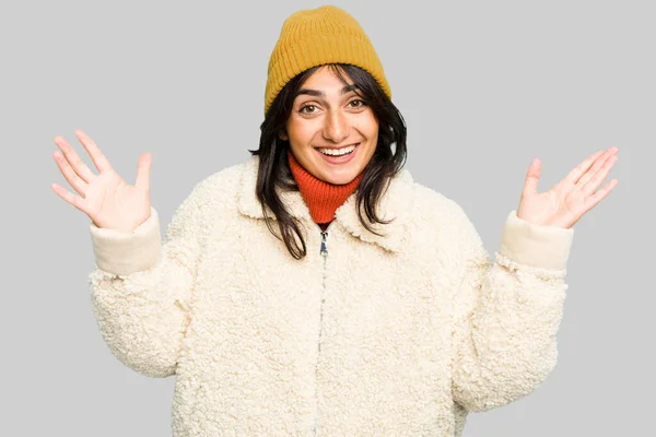 Kışlık Ceket Yün Şapka Giyen Genç Hintli Kadın Hoş Bir — Stok fotoğraf