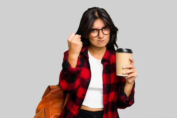 Jovem Estudante Mulher Indiana Segurando Café Take Away Isolado Mostrando — Fotografia de Stock