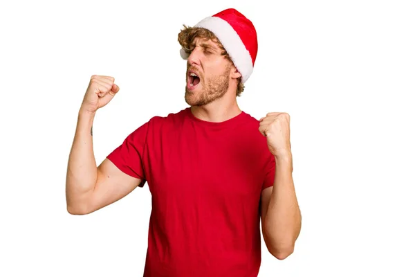 Молодой Кавказский Человек Рождественской Шляпе Санта Клауса Белом Фоне Поднимающий — стоковое фото