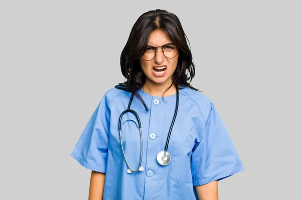 Νεαρή Νοσοκόμα Ινδή Γυναίκα Απομονωμένη Ουρλιάζοντας Πολύ Θυμωμένη Και Επιθετική — Φωτογραφία Αρχείου