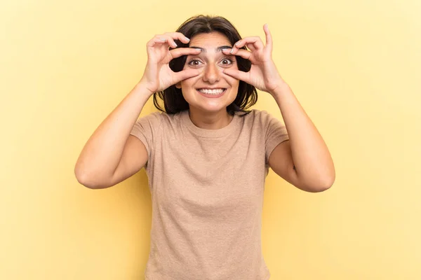 Mujer India Joven Aislada Sobre Fondo Amarillo Manteniendo Los Ojos — Foto de Stock