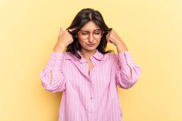 Mujer India Joven Aislada Sobre Fondo Amarillo Enfocada Una Tarea — Foto de Stock